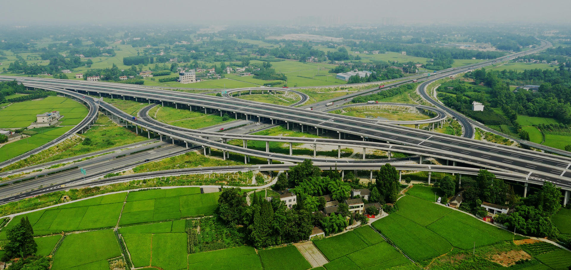 以百年基業(yè)為夢(mèng)，以群策之力鑄帆，建一項(xiàng)工程，豎一座豐碑